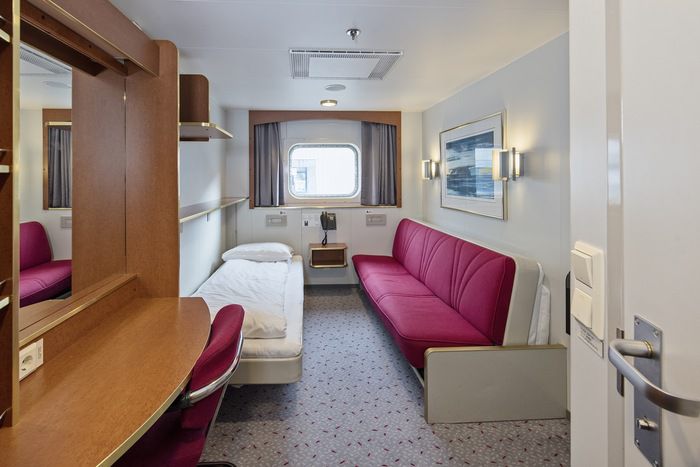 Polar Outside | Twin on lower deck with window